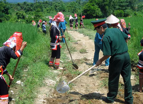 Cán bộ, chiến sĩ Ban Chỉ huy Quân sự huyện Bình Liêu giúp dân làm đường.