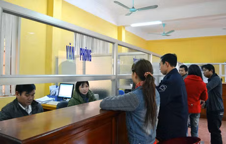 Người dân đến giải quyết các TTHC tại bộ phận “một cửa” của thị trấn Tiên Yên.