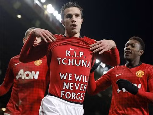 Ferguson đã muốn cho Van Persie nghỉ ngơi, nhưng sự kém cỏi của hàng công buộc ông phải đưa anh vào sân để rồi tiền đạo này một lần nữa chói sáng, làm nên khác biệt cho MU.