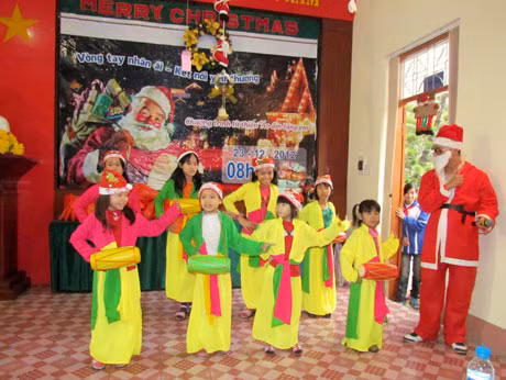 Ông già Noel giao lưu cùng biểu diễn văn nghệ trong buổi lễ mừng Noel sớm tại Trung tâm