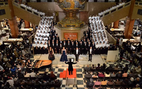  Một dàn nhạc 178 nhạc công và ca sĩ trình diễn bản giao hưởng của Beethoven tại một trung tâm thương mại của Tokyo để thu hút những khách hàng mua sắm nhân dịp năm mới.