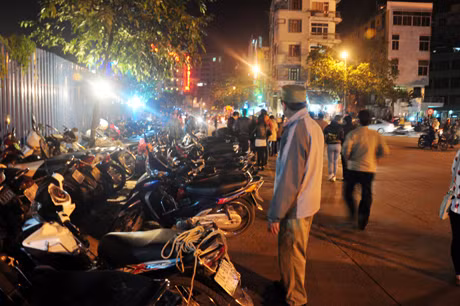 Các điểm trông giữ xe chật cứng.
