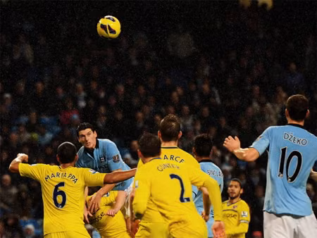 Barry giúp Man City thoát hiểm trước Reading