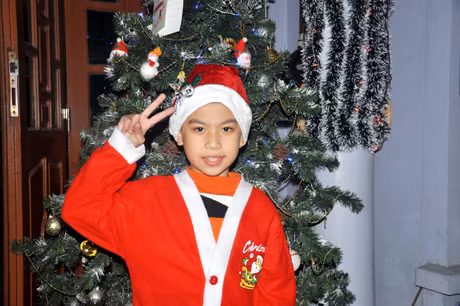 Trẻ em xóm đạo thích thú với ngày lễ Noel.
