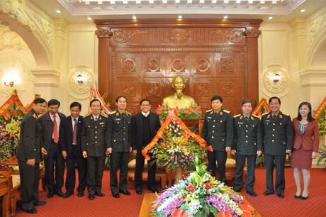 Đồng chí Phạm Minh Chính, Bí thư Tỉnh uỷ tặng hoa chúc mừng Bộ Tư lệnh Quân khu 3.
