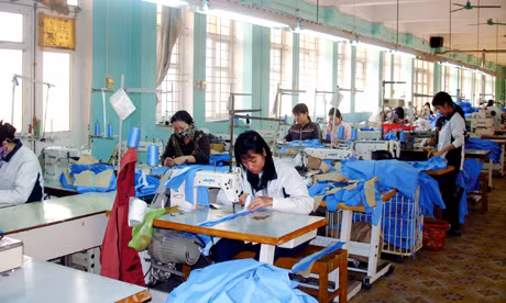 Tăng giá điện đồng nghĩa với các doanh nghiệp sẽ gánh thêm một khoản chi phí. (Ảnh chụp tại Công ty CP May Quảng Ninh). Ảnh: HOÀNG NGA