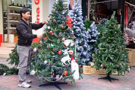 Cây thông noel làm bằng chất liệu nhựa năm nay bán rất chạy.