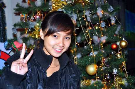 Chụp ảnh kỷ niệm bên cây thông noel.