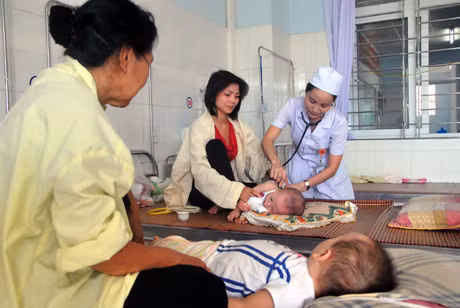 Khám bệnh cho các cháu bé tại Khoa nhi, Bệnh viện Đa khoa khu vực Bãi Cháy. Ảnh: Tạ Quân