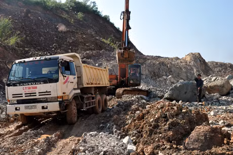 Công ty TNHH MTV Tân Thành 2 tập trung hạ dốc Hoóng (Km7+00, Mông Dương, TP Cẩm Phả).
