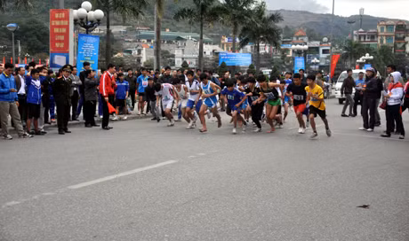 Xuất phát cự ly 6km nam chính tại Giải việt dã truyền thống tỉnh Quảng Ninh lần thứ 42-2012.