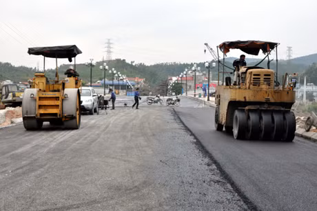 Những phần việc cuối cùng đang được tập trung hoàn thành như: Tưới nhựa thâm nhập mặt cầu, thảm nhựa mặt cầu và đường dẫn 2 đầu cầu.