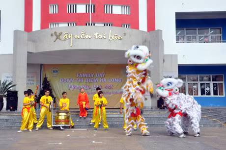 Biểu diễn múa lân.