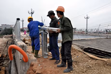 Cùng với đó, đẩy nhanh hoàn thiện vỉa hè đường dẫn, lắp đặt lan can cầu.