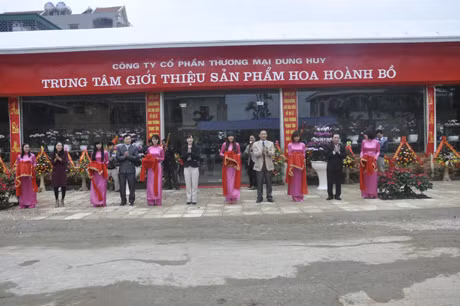 Các đại biểu cắt băng khai trương Trung tâm giao dịch và giới thiệu sản phẩm hoa Hoành Bồ.