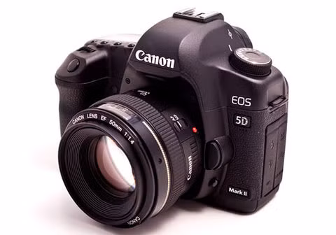 Canon 5D Mark II vẫn là sản phẩm "hot" ngay cả khi đã ngừng sản xuất.