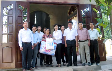 LĐLĐ huyện Bình Liêu trao tặng “Mái ấm công đoàn” cho gia đình chị Lương Thị Thuỷ, thôn Co Nhan, xã Tình Húc (Bình Liêu).