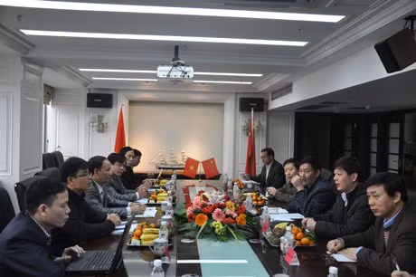Quang cảnh hội đàm giữa Đoàn công tác Báo Quảng Ninh và lãnh đạo Tập đoàn Truyền thông Quảng Tây Nhật báo.