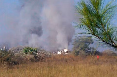 Khói bốc lên từ hiện trường tai nạn máy bay chở khách Air Bagan gần sân bay Heho, bang Shan, miền đông Myanmar hôm nay. Ảnh : AFP