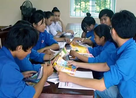 Một buổi sinh hoạt của CLB Tuổi trẻ với pháp luật tại Nhà văn hoá thôn Đồng Cao (xã Thống Nhất - Hoành Bồ).