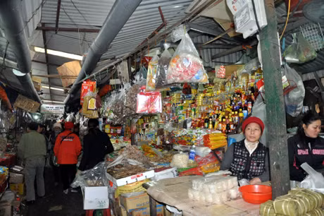 Kinh doanh hàng hoá tại chợ Trung tâm TP Cẩm Phả.