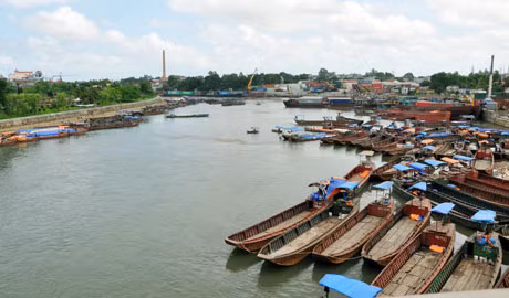 Các phương tiện vận chuyển hàng hoá trên sông Ka Long (TP Móng Cái).