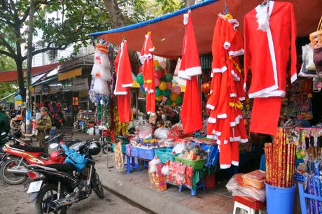 Trang phục ông già tuyết được bày bán tại cửa hàng.