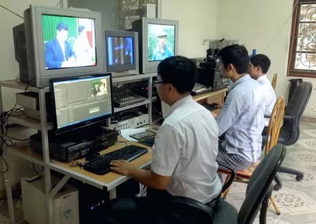 Phóng viên, kỹ thuật viên Đài TTTH Đông Triều sản xuất các chương trình thời sự hàng ngày. Ảnh: Thu Trang (CTV)
