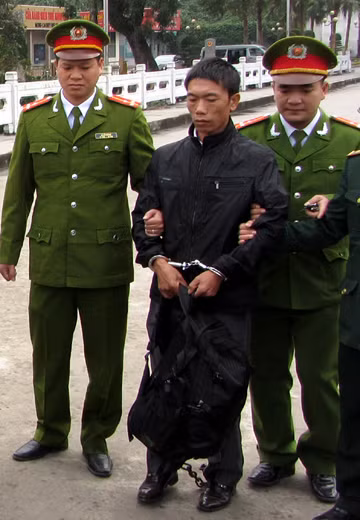 Lực lượng công an Việt Nam bàn giao đối tượng bị truy nã cho công an Trung Quôc.
