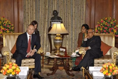 Tổng thống Nga Putin và người đồng nhiệm Ấn Độ Pranab Mukherjee trong cuộc gặp tại New Delhi ngày 24/12 (Ảnh: Reuters)