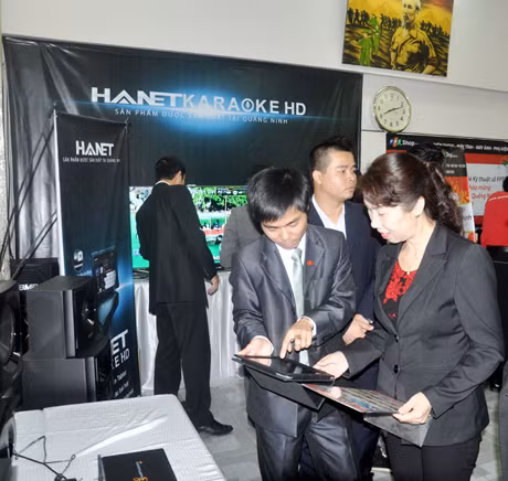 Đại biểu thăm quan gian hàng CNTT.