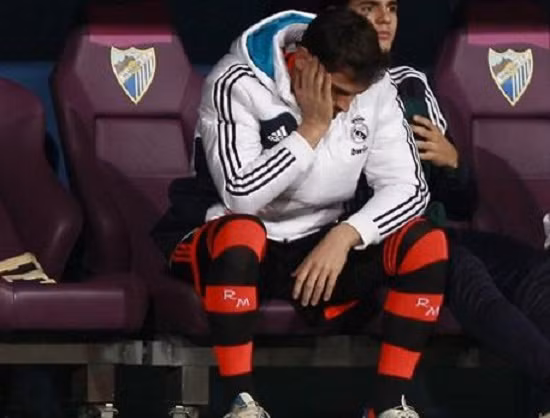 Casillas ngồi dự bị trong trận đấu với Malaga - Ảnh: Getty