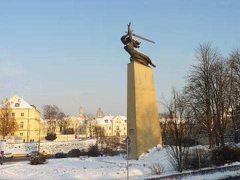 Nữ thần Chiến thắng, tượng đài anh hùng Warsaw như vươn lên đón ánh nắng mùa đông.