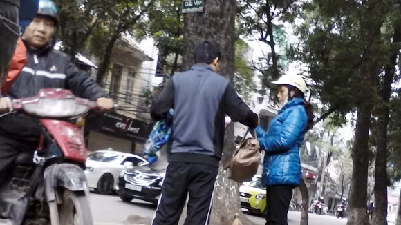  “Cò” Nhung (phải) luôn săn đón chào mời bất cứ bệnh nhân nào tới bệnh viện Mắt Trung ương