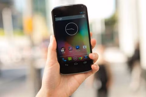 Google Nexus 4 có cấu hình vượt trội và mức giá hấp dẫn. Tuy nhiên, khi về Việt Nam giá tăng lên 12 triệu đồng do ít hàng.