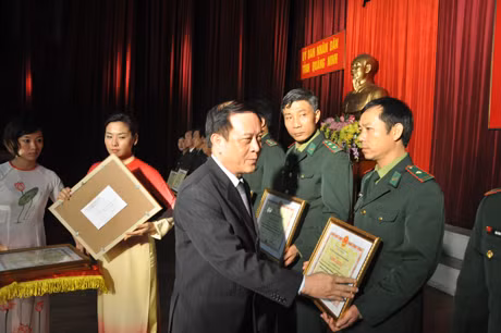 Đồng chí Đỗ Thông, Phó Chủ tịch Thường trực UBND tỉnh trao bằng khen của UBND tỉnh cho những tập thể, cá nhân có thành tích xuất sắc.