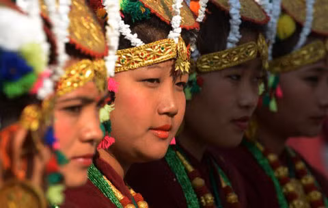 Các thiếu nữ Nepal xinh đẹp trong lễ hội mừng năm mới có tên 