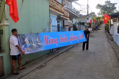Trang trí khánh tiết tại các cổng chào.