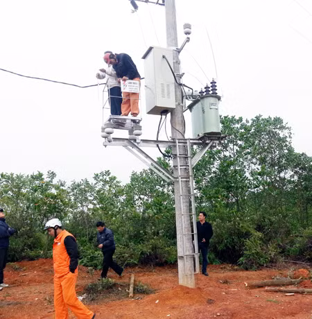 Điện lực Quảng Ninh tổ chức nghiệm thu kỹ thuật dự án lưới điện nông thôn giai đoạn II tại xã Quảng Sơn (Hải Hà).