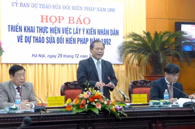 Chủ nhiệm Ủy ban Pháp luật Phan Trung Lý, Trưởng Ban biên tập dự thảo sửa đổi Hiến pháp năm 1992 và hai Phó Trưởng Ban biên tập Lê Minh Thông, Nguyễn Văn Phúc chủ trì buổi họp báo. Ảnh: VGP/Thành Chung
