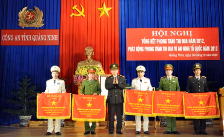 Trung Tướng Tô Lâm, Ủy viên Ban chấp hành Trung ương Đảng, Thứ trưởng Bộ Công an trao cờ thi đua của Bộ Công an cho 5 đơn vị, địa phương công an cơ sở trong tỉnh.