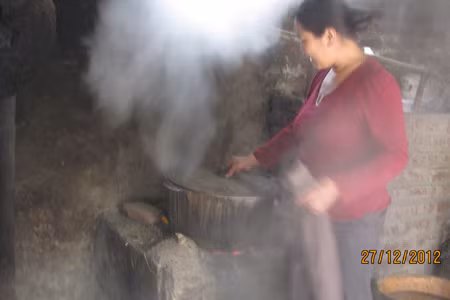 Bà Nguyễn Thị Tuyết - chủ cơ sở sản xuất rượu thủ công tại thôn Bãi Sậy 3, xã Tân Dân, huyện Khoái Châu (Hưng Yên) hoàn toàn không biết gì về nghị định 94 (Ảnh chụp chiều 27.12). Ảnh: nguyễn lộc