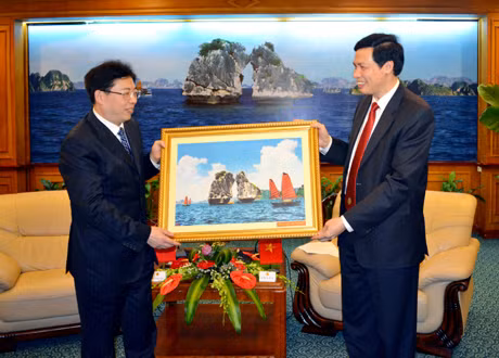 Đồng chí Nguyễn Đức Long, Phó Bí thư Tỉnh ủy, Chủ tịch HĐND tỉnh trao quà lưu niệm cho đại diện