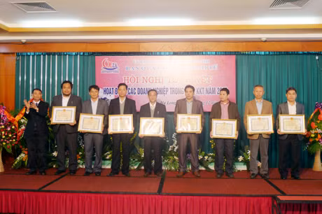 Các đơn vị, cá nhân được nhận giấy khen của Ban Quản lý Khu Kinh tế đã có đóng góp trong hoạt động của các Khu công nghiệp, Khu Kinh tế Vân Đồn năm 2012