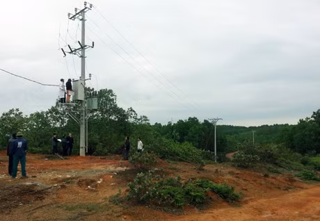 Công ty Điện lực Quảng Ninh nghiệm thu kỹ thuật công trình cấp điện cho bản Sáu Cáy Coọc (xã Quảng Sơn, Hải Hà).