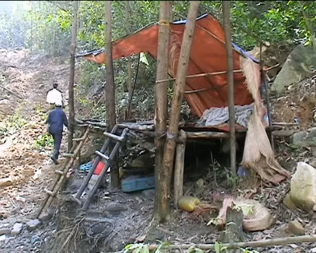 Lán, máy móc thiết bị phục vụ việc khai thác than trái phép.
