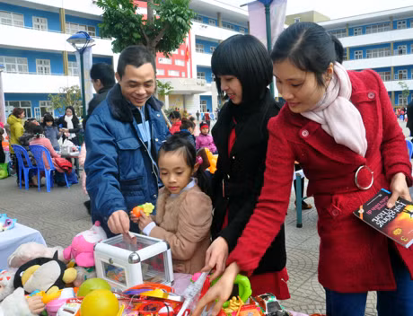Mỗi lớp đều có gian hàng bày bán các đồ dùng học tập, sách vở, quần áo, đồ chơi cũ nhằm gây quỹ từ thiện hủng hộ trẻ em nghèo huyện Ba Chẽ.