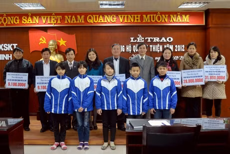 Đại diện Công ty XSKT Quảng Ninh trao tiền ủng hộ các quỹ từ thiện.