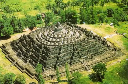 Chùa Borobudur là ngôi chùa lớn nhất nổi tiếng nhất trên thế giới nằm trên đảo Java của Indonesia, cách Yogyakarta 40 km về phía tây bắc. Borobudur được xây dựng bởi vương quốc Sailendra, thế kỷ thứ 8 - 9 và thời gian xây dựng mất 75 năm , ước tính khoảng 2 triệu khối đá đã được sử dụng.