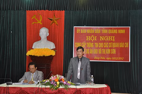 Đồng chí Vũ Kiên Cường, Phó Chánh văn phòng UBND tỉnh cung cấp thông tin báo chí về Dự án Khu đô thị Kim Sơn.